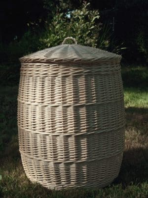 De schone mand voor vuile kleren